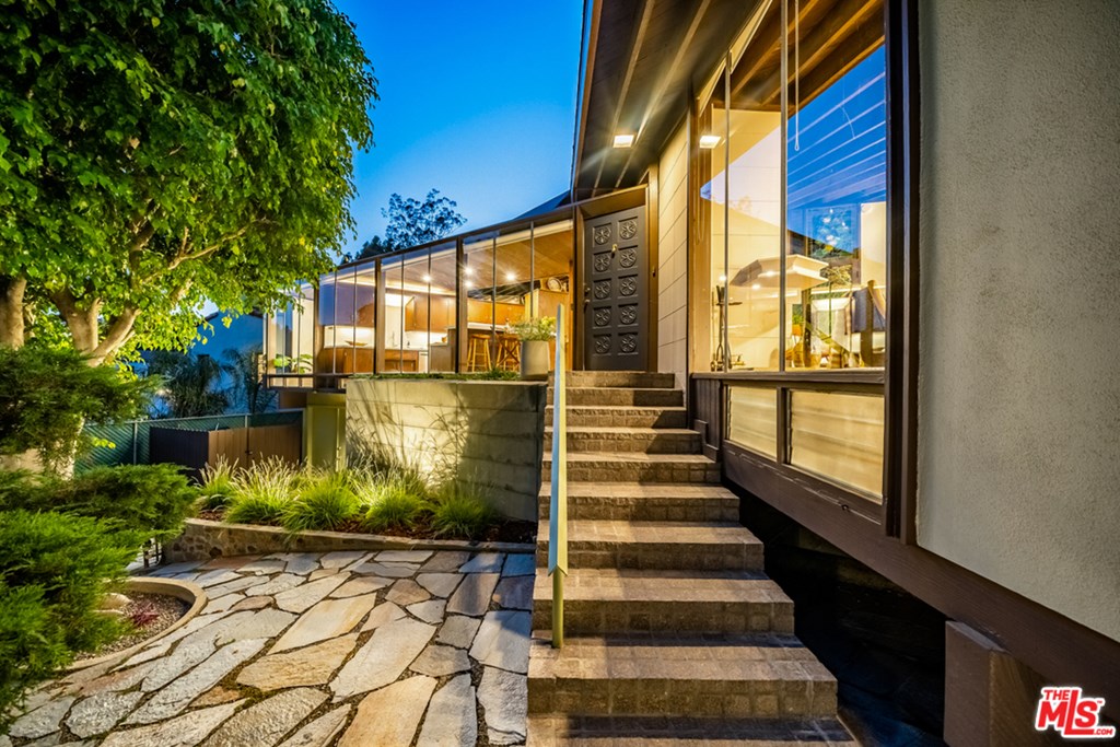 3329 Ledgewood Drive Los Angeles, CA 90068 - Photo 32 of 37