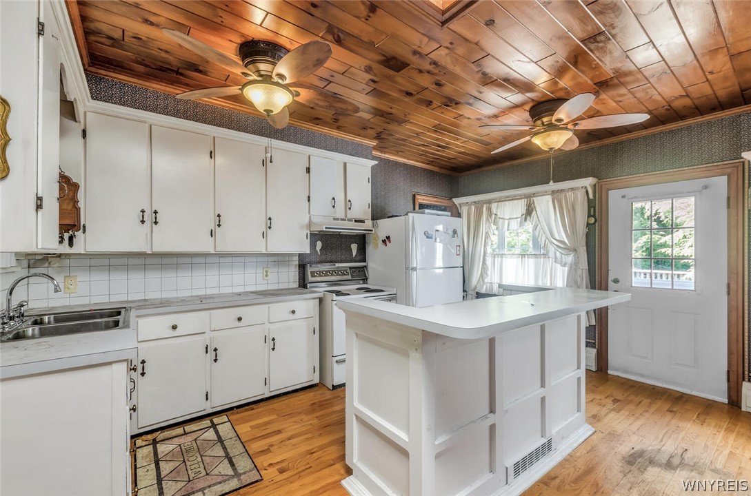 8975 Roll Road Clarence, NY 14031 - Photo 3 of 27