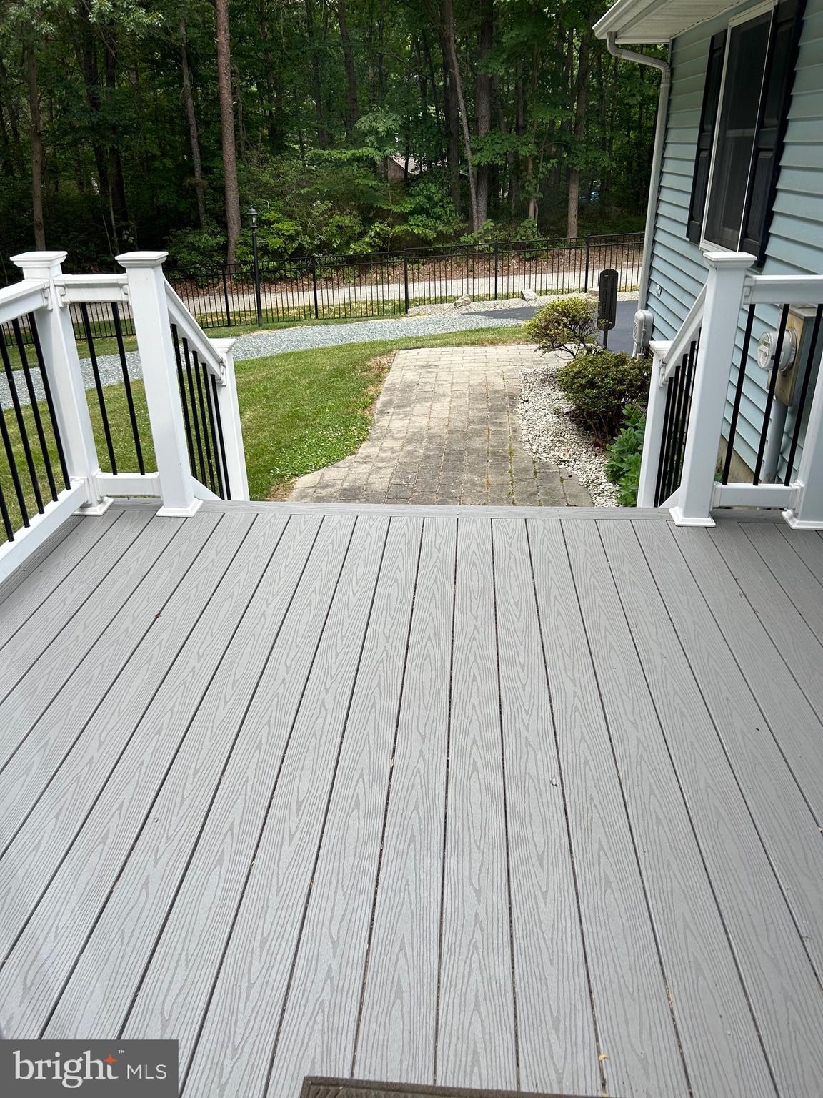 Nice walk up entry deck