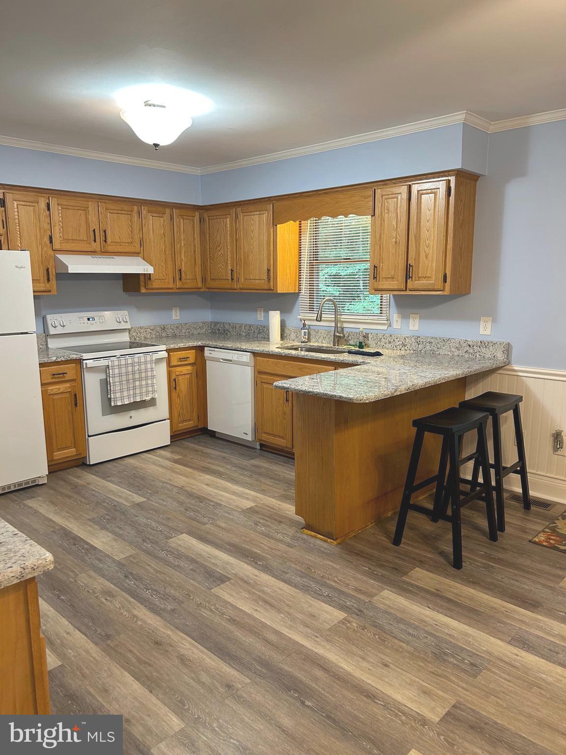 Large eat-in kitchen w  beautiful granite counters