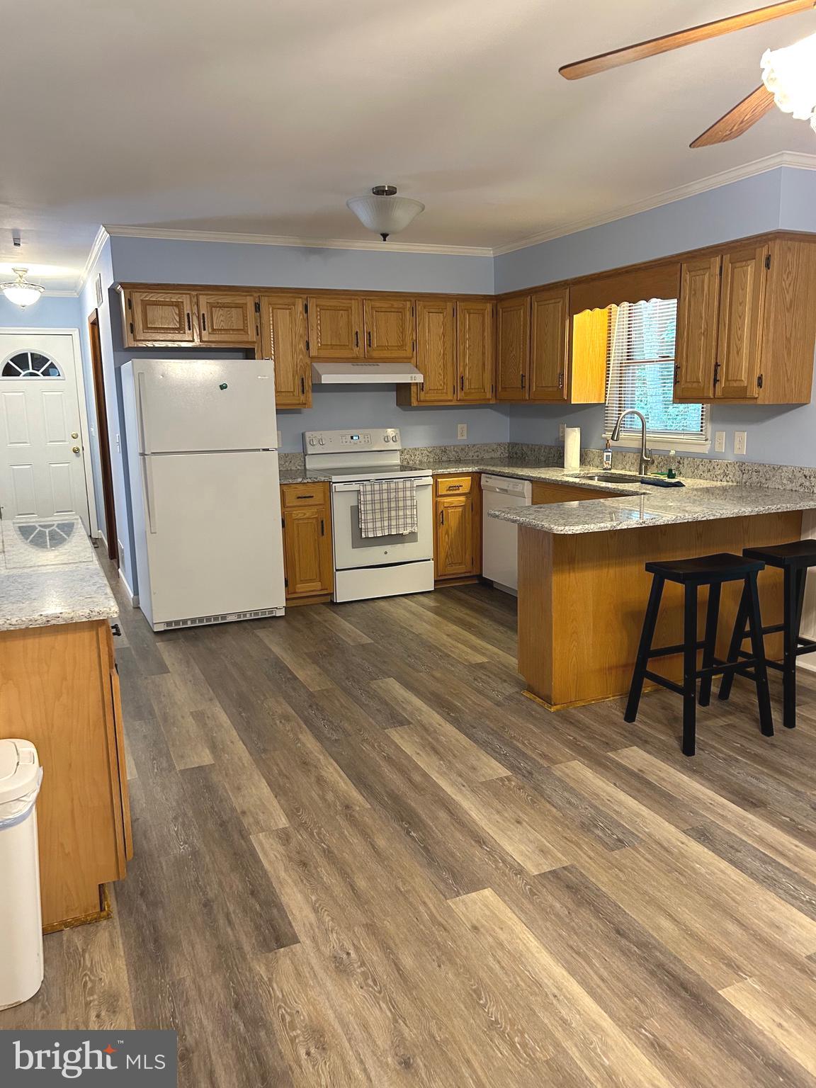 Fully equipped kitchen with lots of cabinets