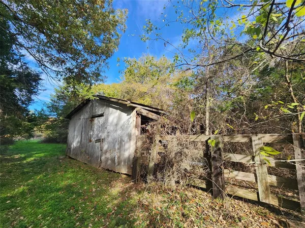 a view of a yard with a tree
