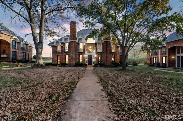 $195,000 | 916 Claytonbrook Drive, Unit 1, Ballwin, MO 63011