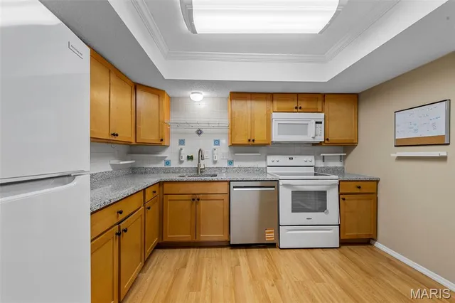 $195,000 | 916 Claytonbrook Drive, Unit 1, Ballwin, MO 63011