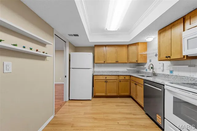 $195,000 | 916 Claytonbrook Drive, Unit 1, Ballwin, MO 63011