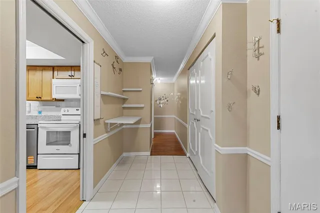 $195,000 | 916 Claytonbrook Drive, Unit 1, Ballwin, MO 63011