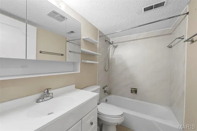 $195,000 | 916 Claytonbrook Drive, Unit 1, Ballwin, MO 63011