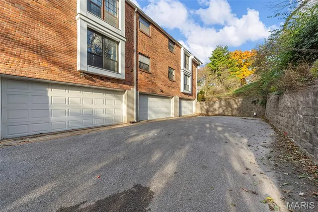 $195,000 | 916 Claytonbrook Drive, Unit 1, Ballwin, MO 63011