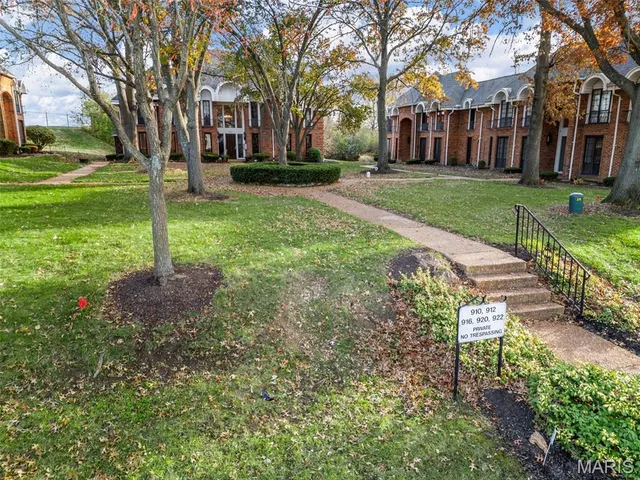 $195,000 | 916 Claytonbrook Drive, Unit 1, Ballwin, MO 63011