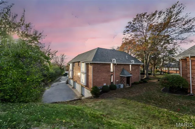 $195,000 | 916 Claytonbrook Drive, Unit 1, Ballwin, MO 63011