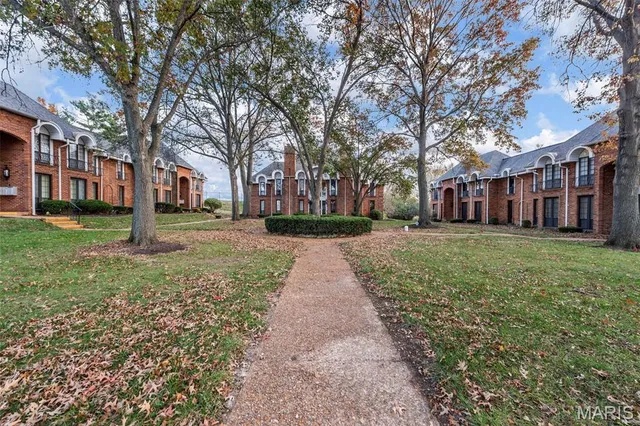 $195,000 | 916 Claytonbrook Drive, Unit 1, Ballwin, MO 63011