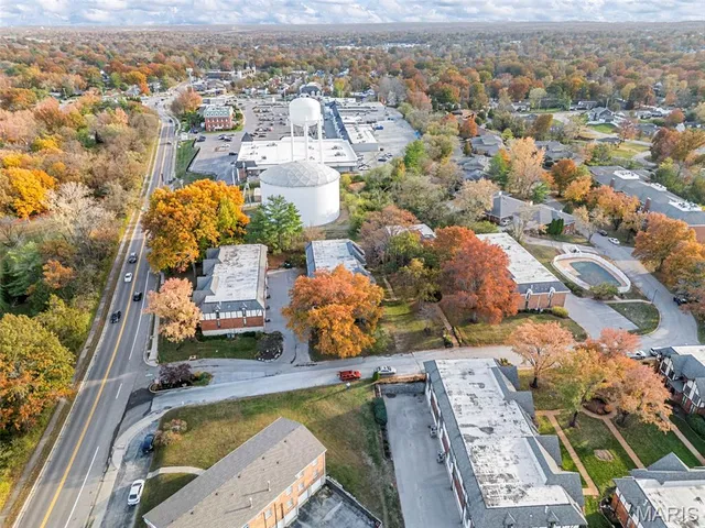 $195,000 | 916 Claytonbrook Drive, Unit 1, Ballwin, MO 63011