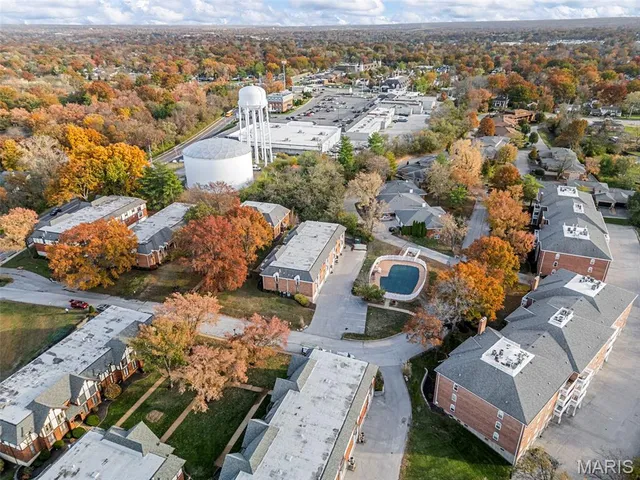 $195,000 | 916 Claytonbrook Drive, Unit 1, Ballwin, MO 63011