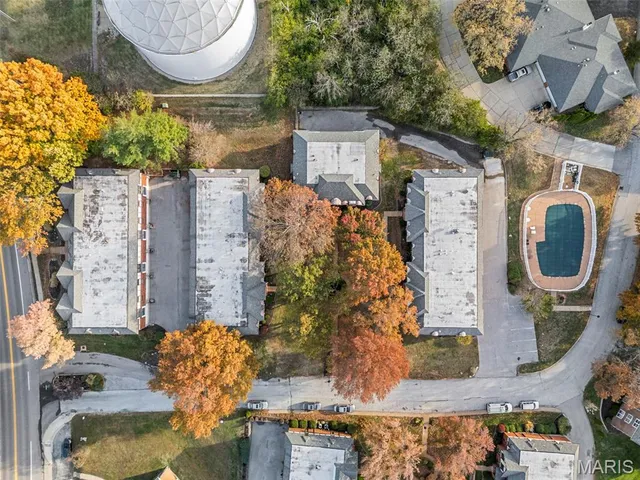 $195,000 | 916 Claytonbrook Drive, Unit 1, Ballwin, MO 63011