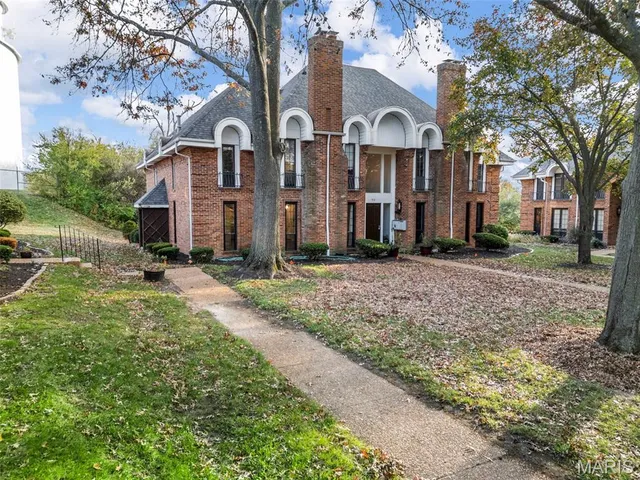 $195,000 | 916 Claytonbrook Drive, Unit 1, Ballwin, MO 63011