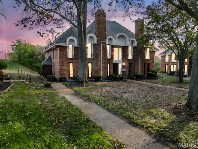 $195,000 | 916 Claytonbrook Drive, Unit 1, Ballwin, MO 63011