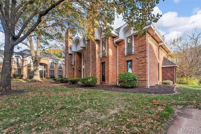 $195,000 | 916 Claytonbrook Drive, Unit 1, Ballwin, MO 63011
