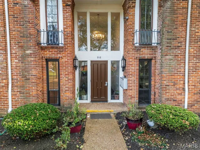 $195,000 | 916 Claytonbrook Drive, Unit 1, Ballwin, MO 63011