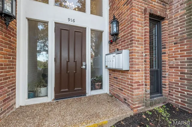 $195,000 | 916 Claytonbrook Drive, Unit 1, Ballwin, MO 63011