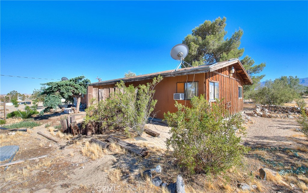 45757 Paddington Road Lucerne Valley, CA 92356 - Photo 2 of 18 a backyard of a house with lots of green space