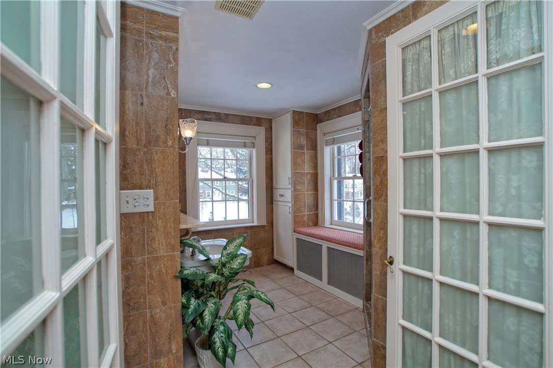 1719 Sheridan Road Cleveland, OH 44121 - Photo 21 of 35