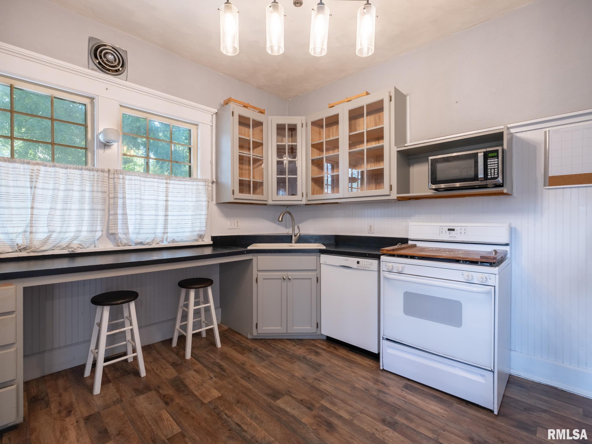 399 West Walnut Street Canton, IL 61520 - Photo 9 of 34
