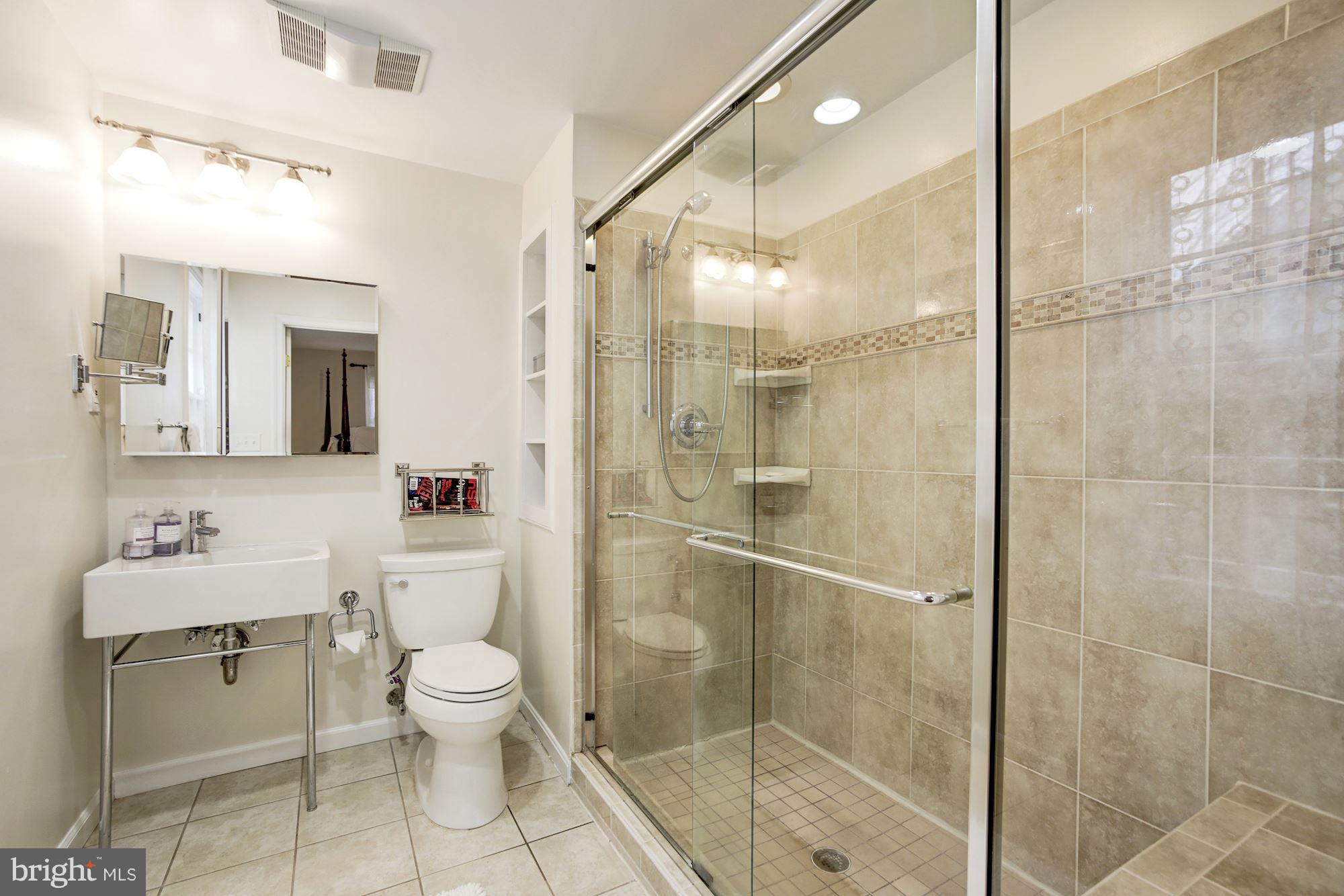 5438 Broad Branch Road Northwest Washington, DC 20015 - Photo 14 of 30 Bath