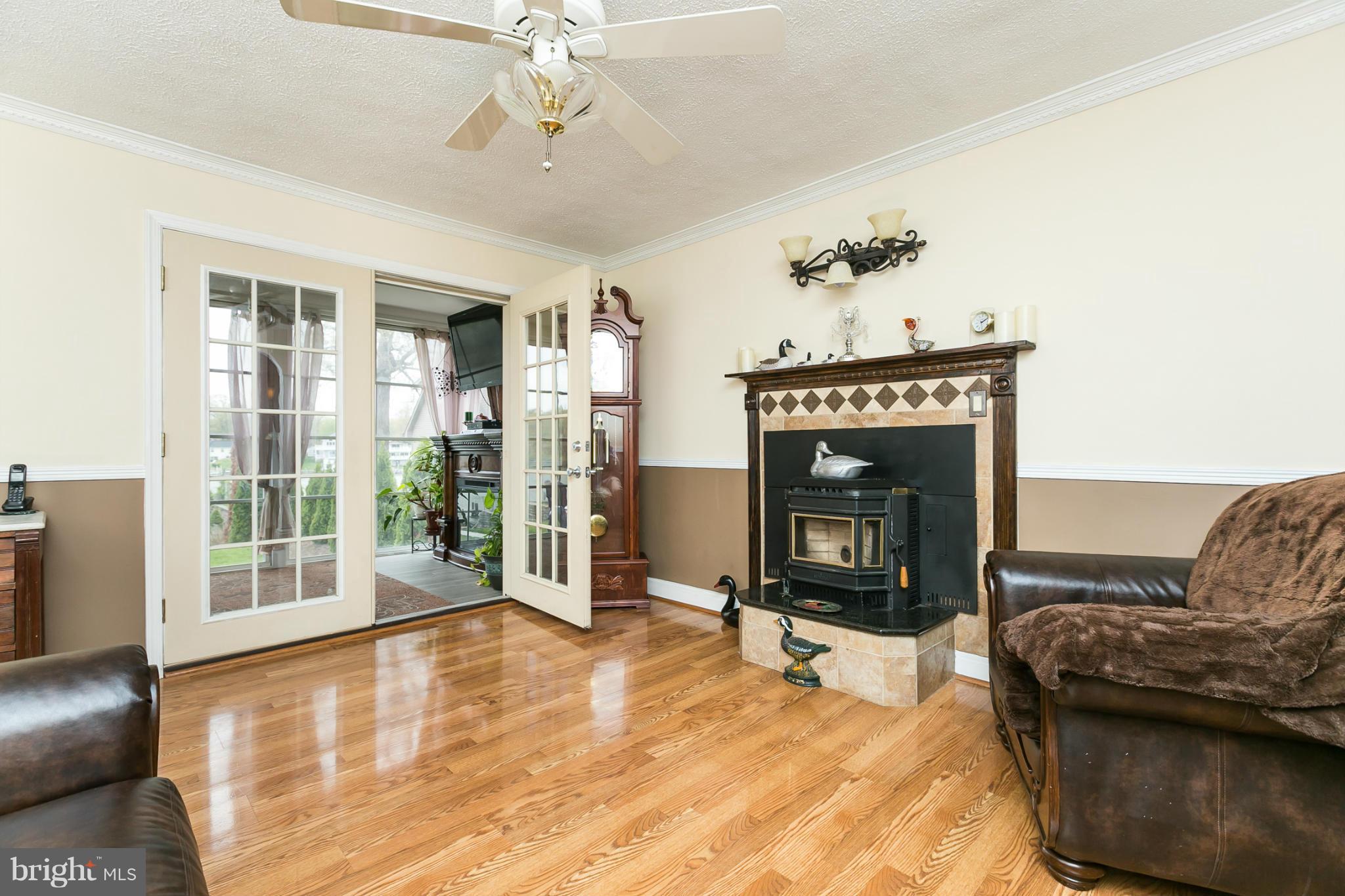 401 Worton Road Baltimore, MD 21221 - Photo 6 of 30 Living Room