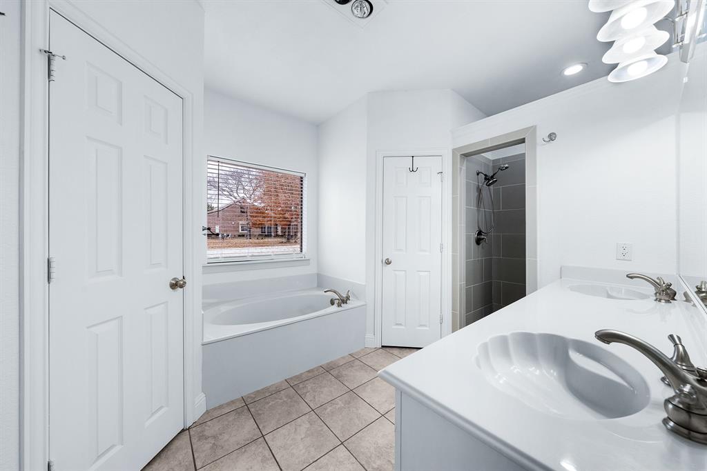 10471 Holly Creek Road Terrell, TX 75160 - Photo 21 of 40 a bathroom with a sink and a bathtub