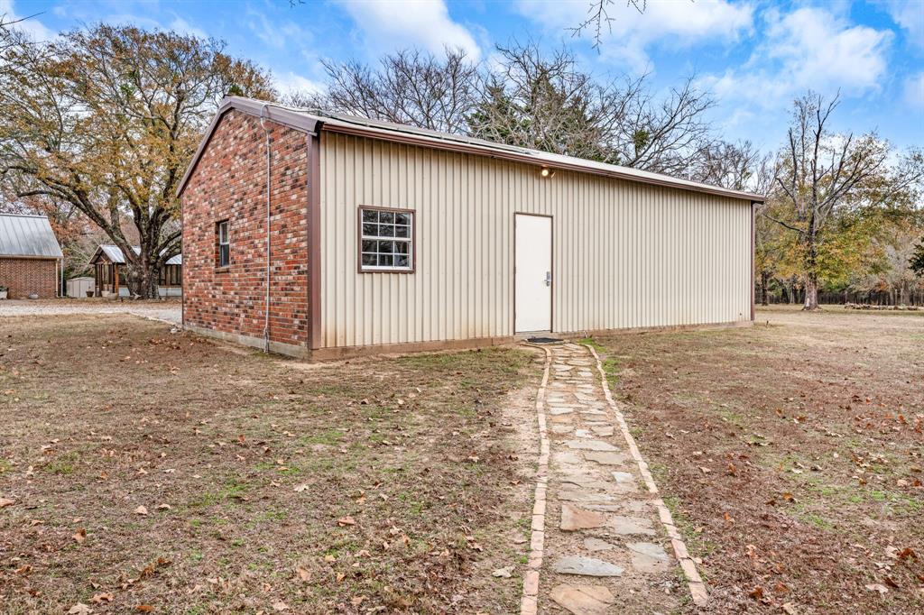 10471 Holly Creek Road Terrell, TX 75160 - Photo 33 of 40 a backyard of a house