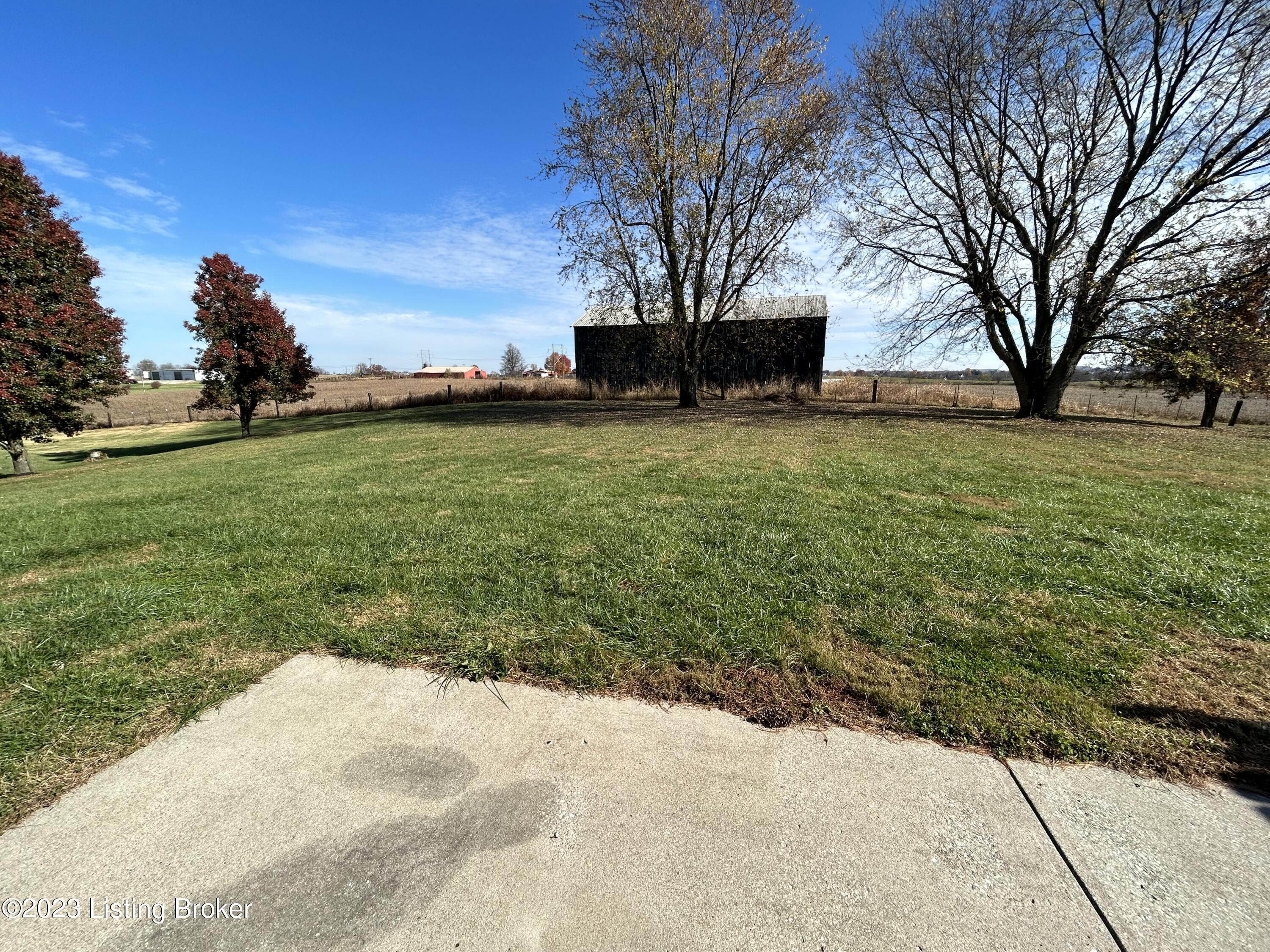 100 Countryside Lebanon, KY 40033 - Photo 5 of 20 Backyard