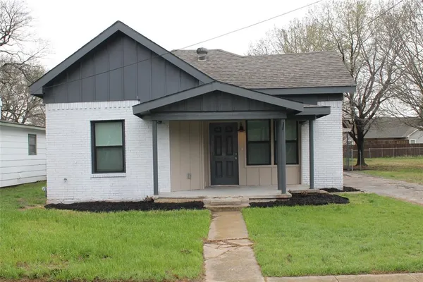$270,000 | 104 South Hubbard Street, Alvord, TX 76225