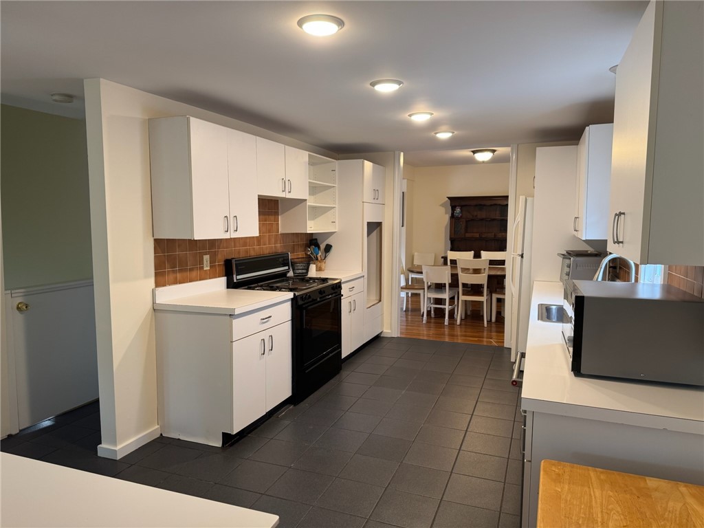 23 Carey Street Newport, RI 02840 - Photo 2 of 30