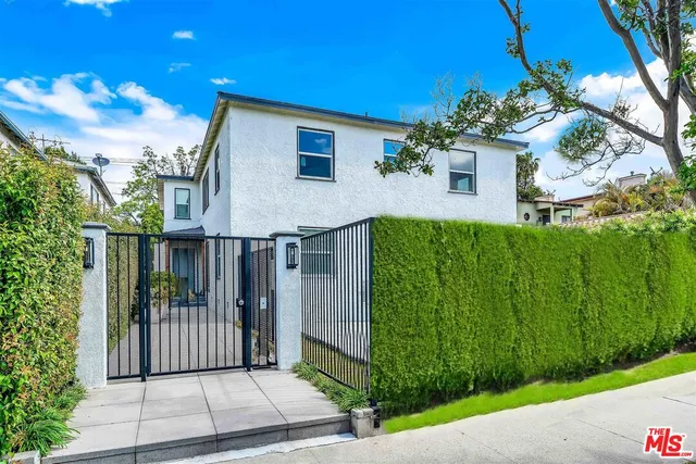 $3,250 | 11575 Riverside Drive, Valley Village, CA 91602