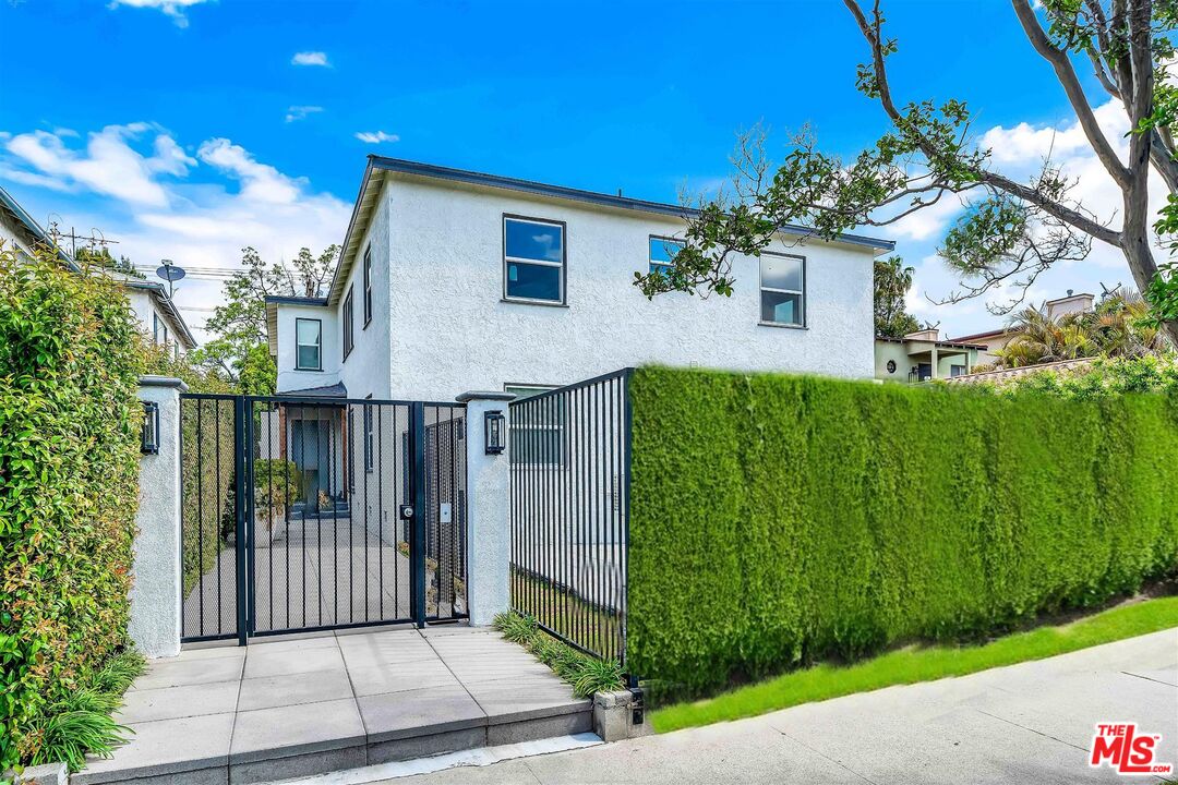 a view of a house with a backyard