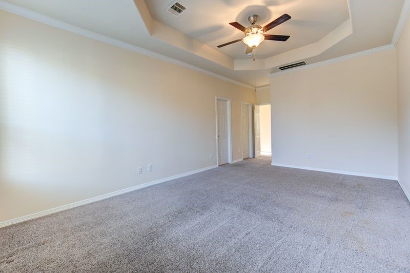 10014 Spring Shadows Park Circle Houston, TX 77080 - Photo 18 of 39 a view of a livingroom with a ceiling fan and window