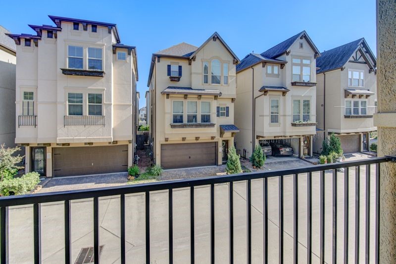 10014 Spring Shadows Park Circle Houston, TX 77080 - Photo 7 of 39 a view of a street from a balcony
