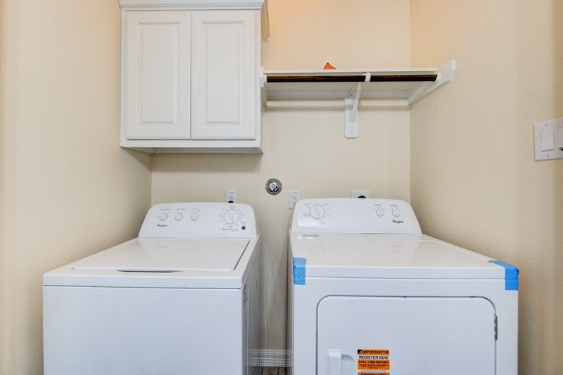 10014 Spring Shadows Park Circle Houston, TX 77080 - Photo 8 of 39 a utility room with dryer and washer