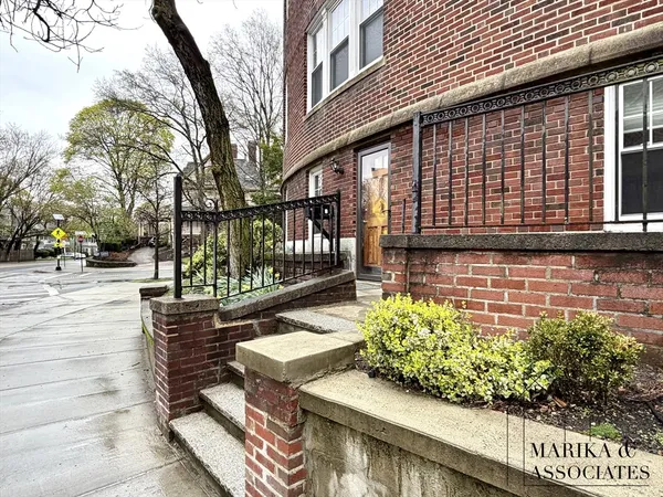 $3,200 | 576 Washington Street, Unit 7, Brookline, MA 02446