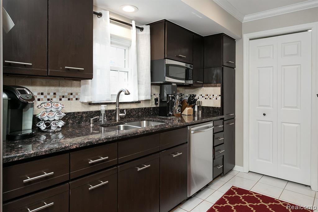 1665 Huntington Park, Unit F Rochester Hills, MI 48309 - Photo 9 of 34