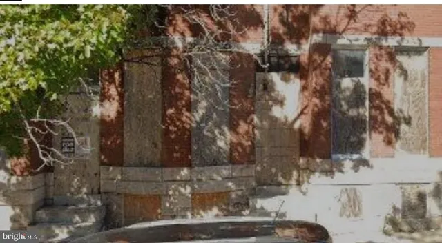 a view of house with a yard