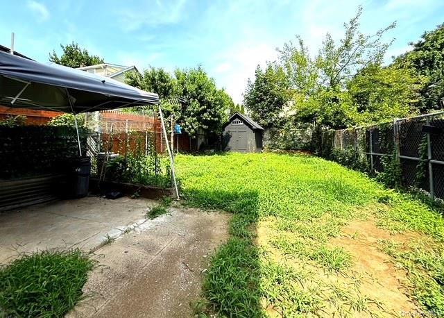 35 7th Street New Rochelle, NY 10801 - Photo 15 of 18 a backyard of a house with lots of green space