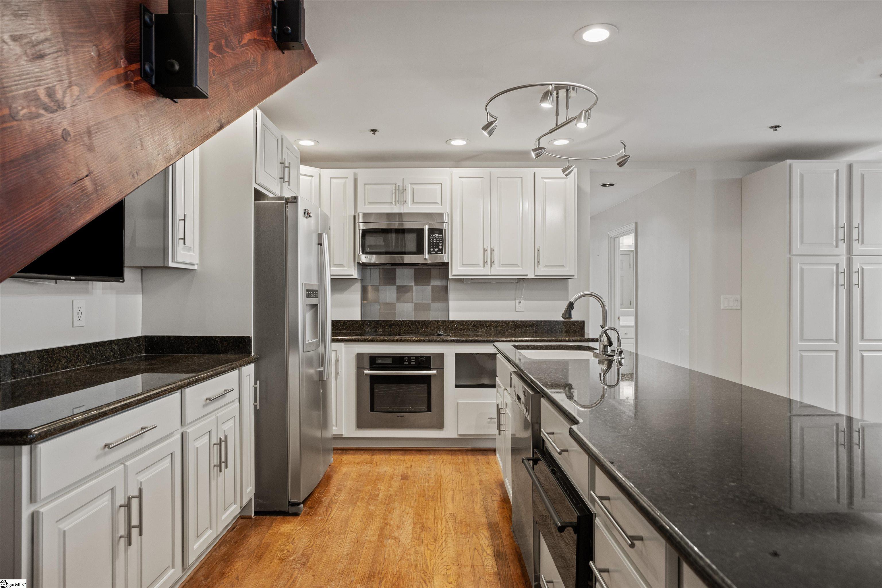 100 West Court Street, Unit 3L Greenville, SC 29601 - Photo 4 of 38