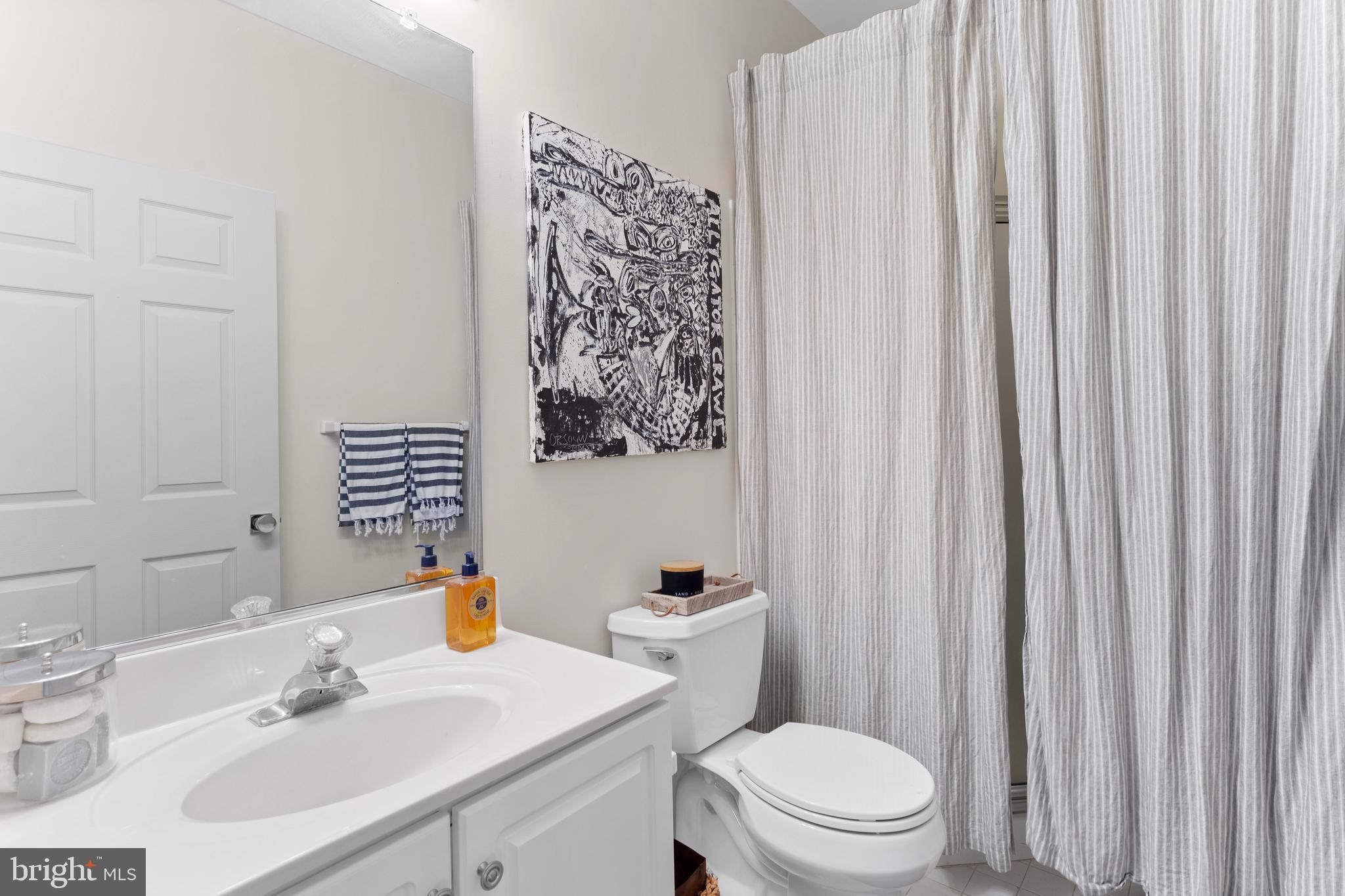 645 Oakland Hills Drive, Unit 1B Arnold, MD 21012 - Photo 21 of 30 Full hall bathroom