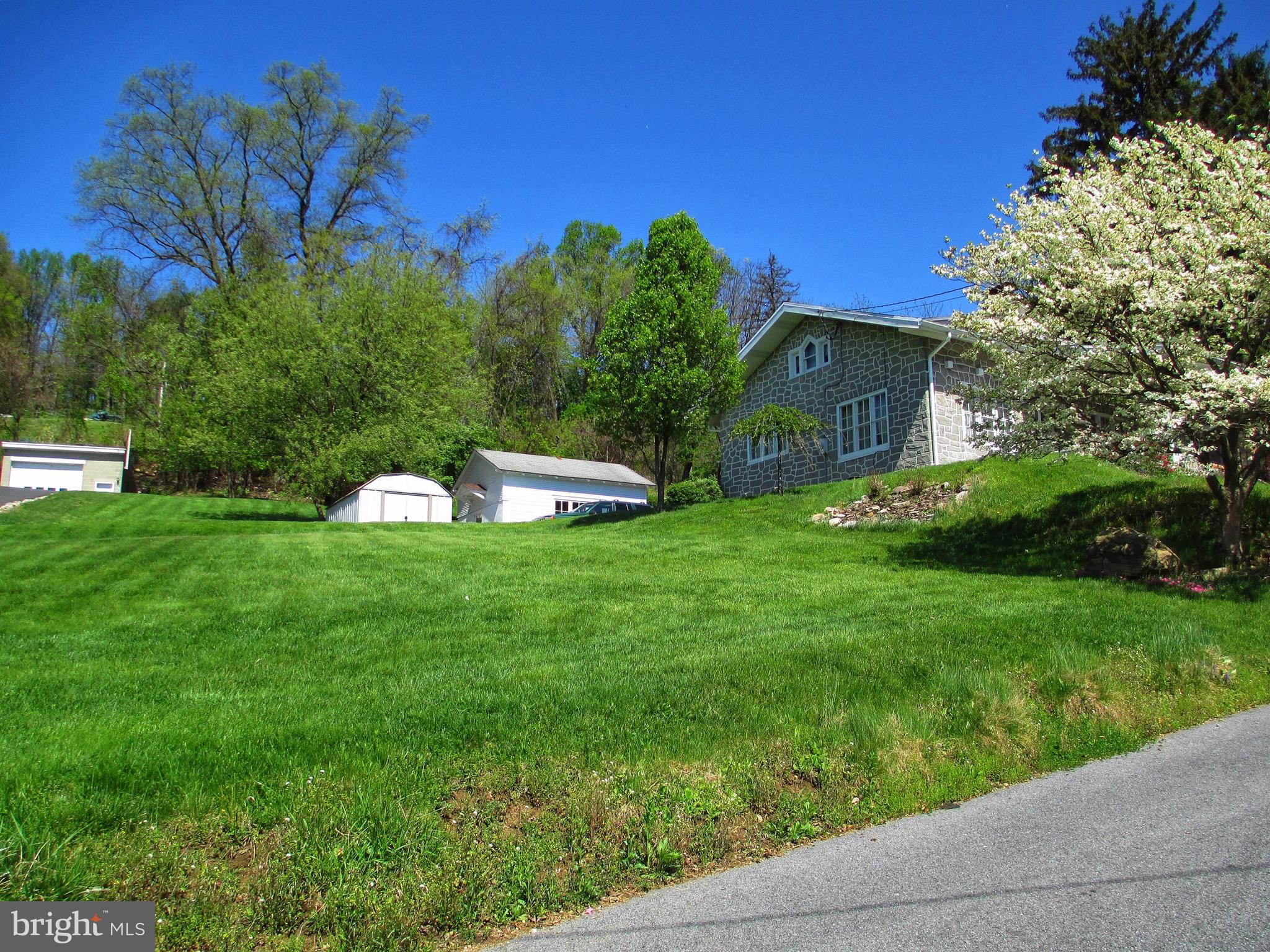 1700 Friedensburg Road Reading, PA 19606 - Photo 31 of 37 Right side view lawn