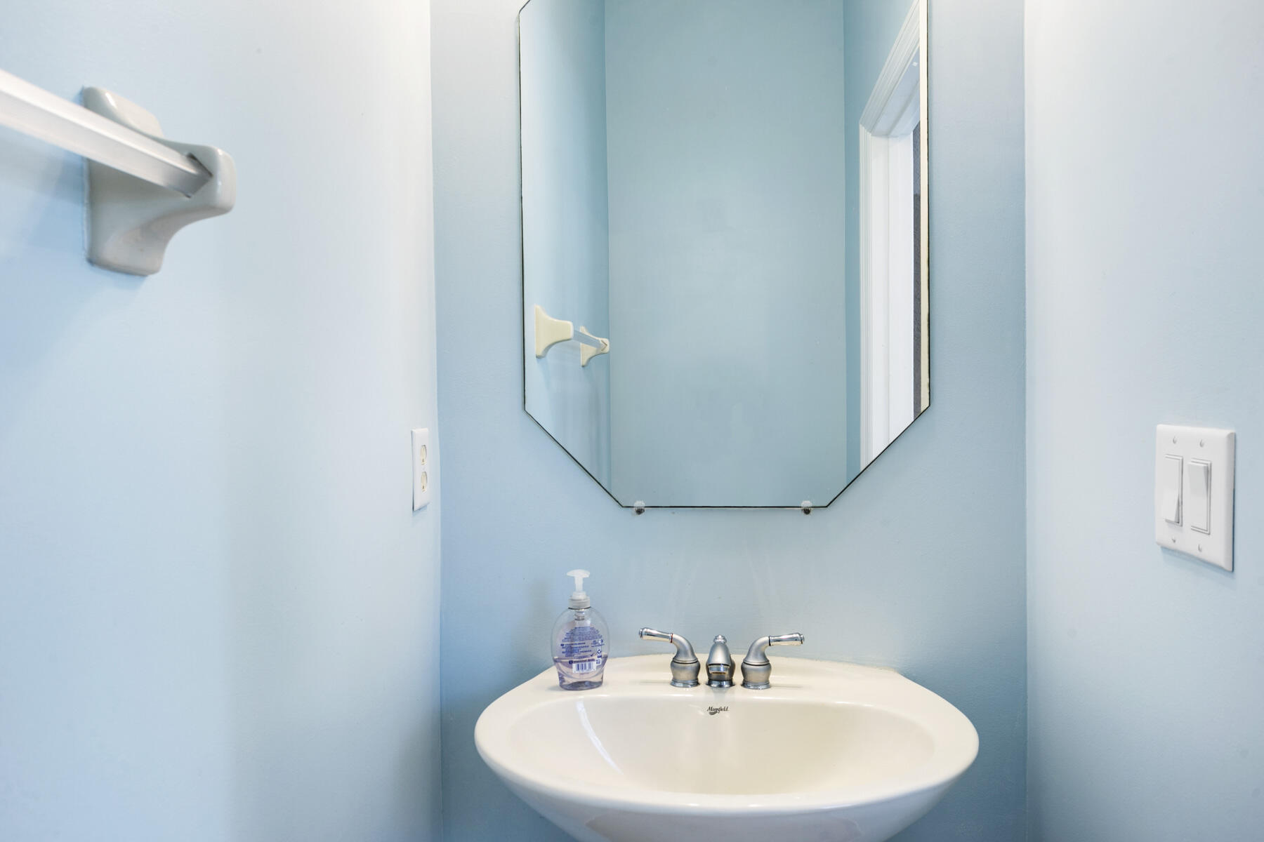 114 Locustberry Lane, Unit 101 Jupiter, FL 33458 - Photo 28 of 59 a bathroom with a sink and mirror
