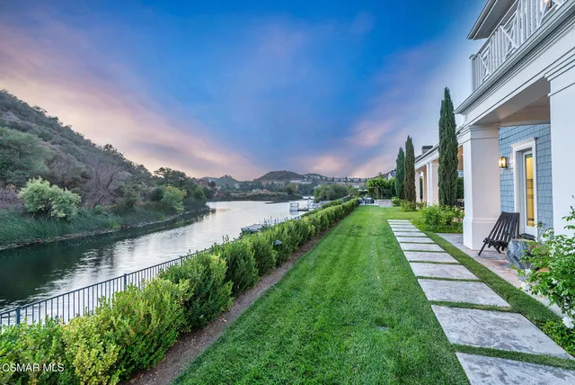 a view of a house with backyard and porch