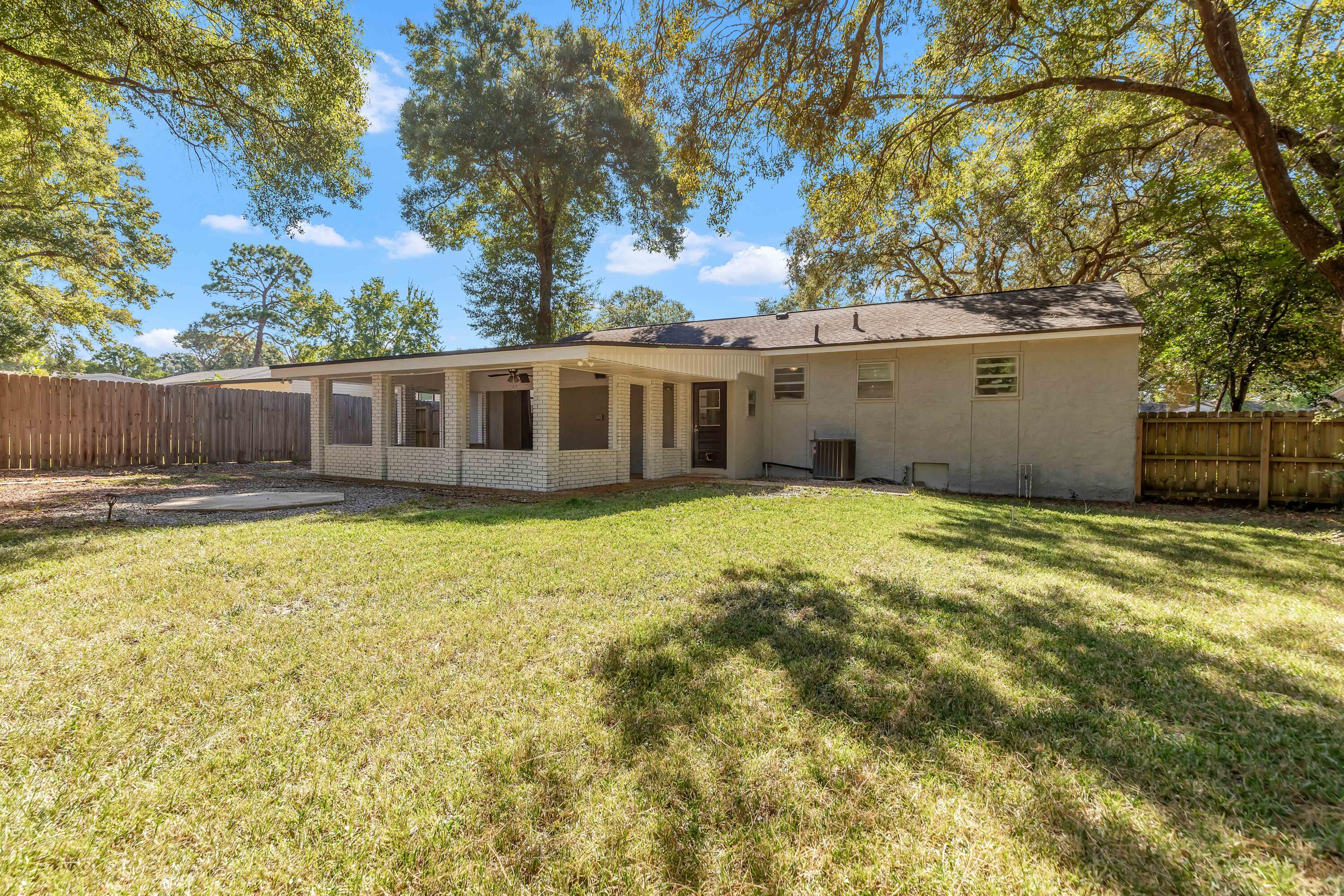 348 Chicago Avenue Valparaiso, FL 32580 - Photo 5 of 42 147A6155