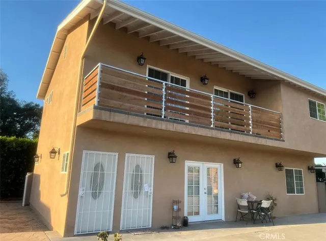 a view of entryway with washer and dryer