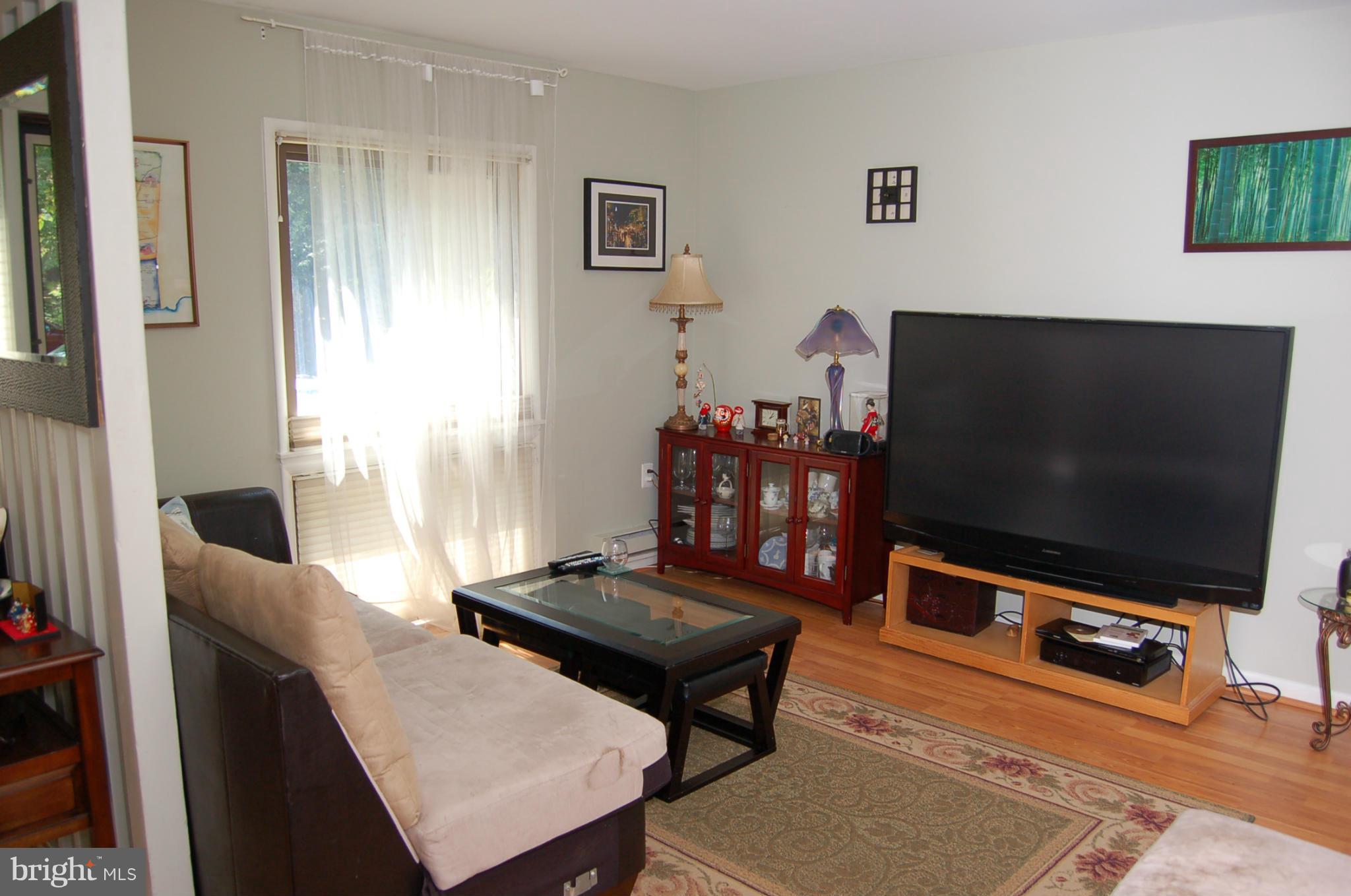 2452 Cloudcroft Square Reston, VA 20191 - Photo 4 of 25 Living Room